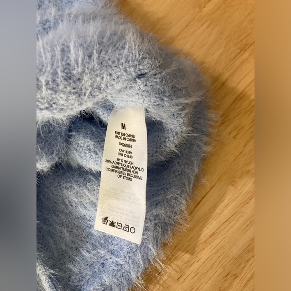 4/$25 Garage blue fuzzy cropped top in size Medium. Super cute 🥰 great condition - Picture 3 of 5